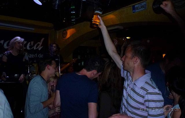 Kilians 2012-05-26_50.jpg - ein Prost auf die Band... WAS ist da unten rechts los??? ;)